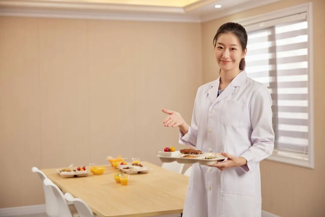 摄图网_507720124_营养师给老人配制餐食（企业商用）.jpg
