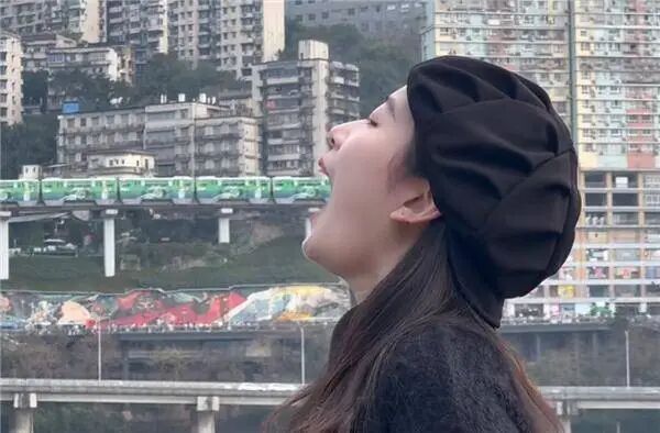 李子坝轻轨上重庆必吃榜游客排队“吃”轻轨_网友_视频_北滨