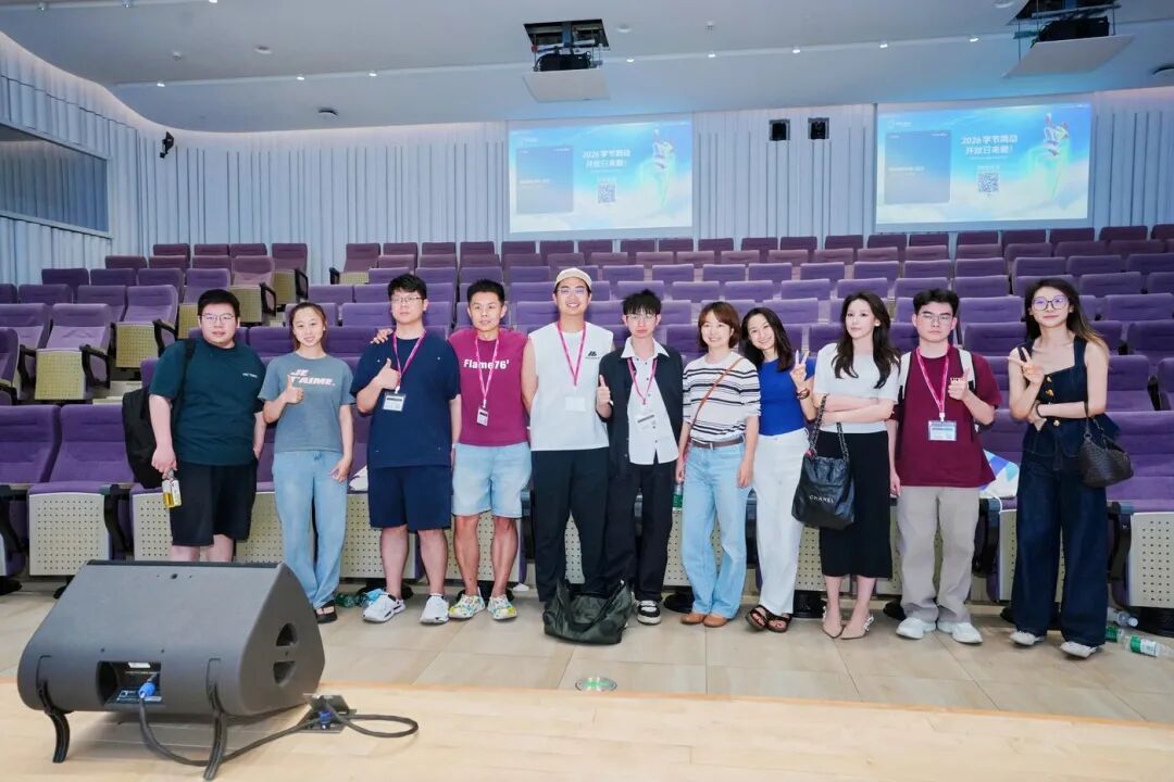 散场后，朋友们继续在现场合影交流