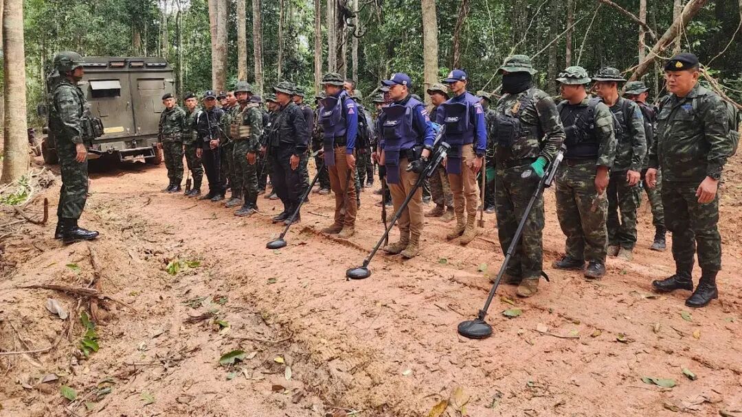泰國皇家陸軍發布的這張照片顯示，2025年7月20日，泰國士兵在邊境地區掃雷。（美聯社）
