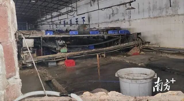 映山红公司的餐具清洗车间地面存在污水。