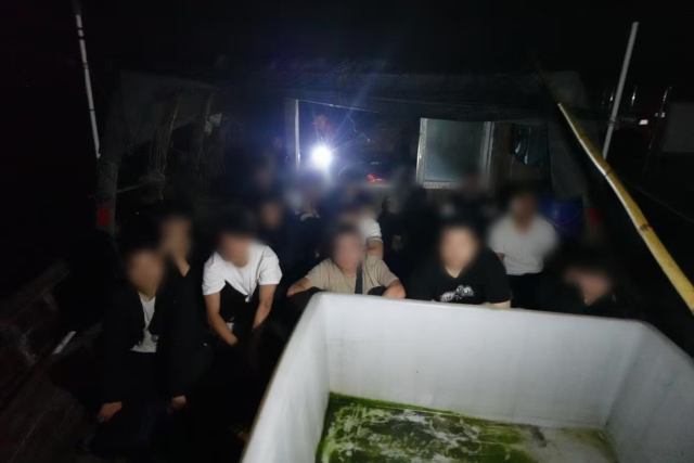 船舱夹层隐藏了15人