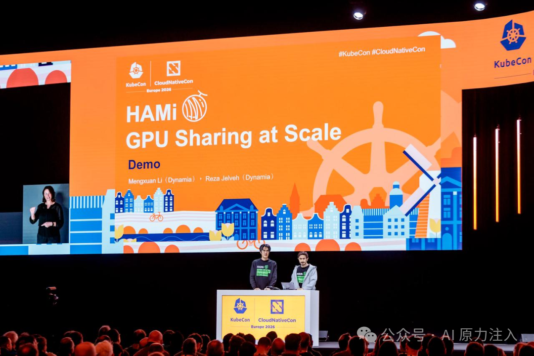 李孟轩和 Reza Jelveh 在 KubeCon EU Keynote Live Demo（13000+ 参会人现场）