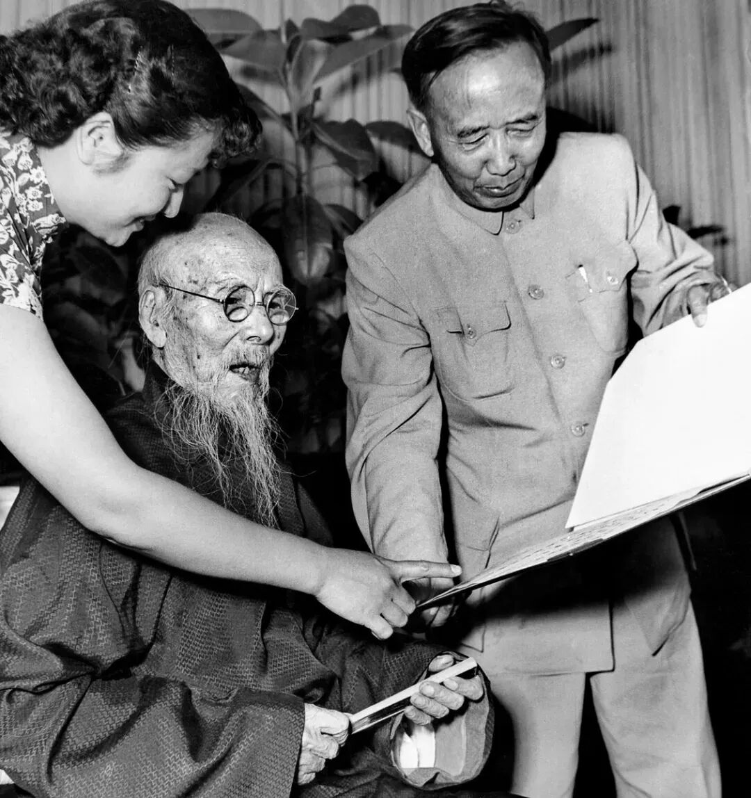1956年授予齐白石世界和平理事会国际和平奖金仪式在北京举行，郭沫若为齐白石念奖状.jpg