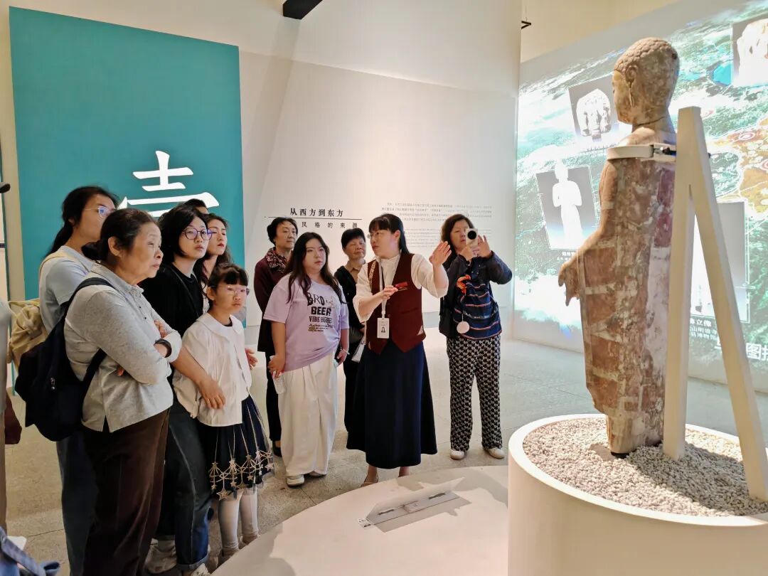 志愿者讲解2.jpg