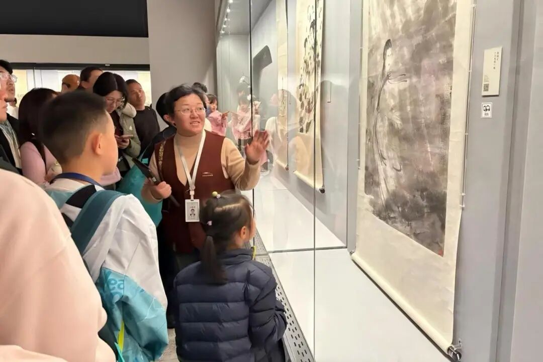 图6：二石展志愿者讲解.jpg