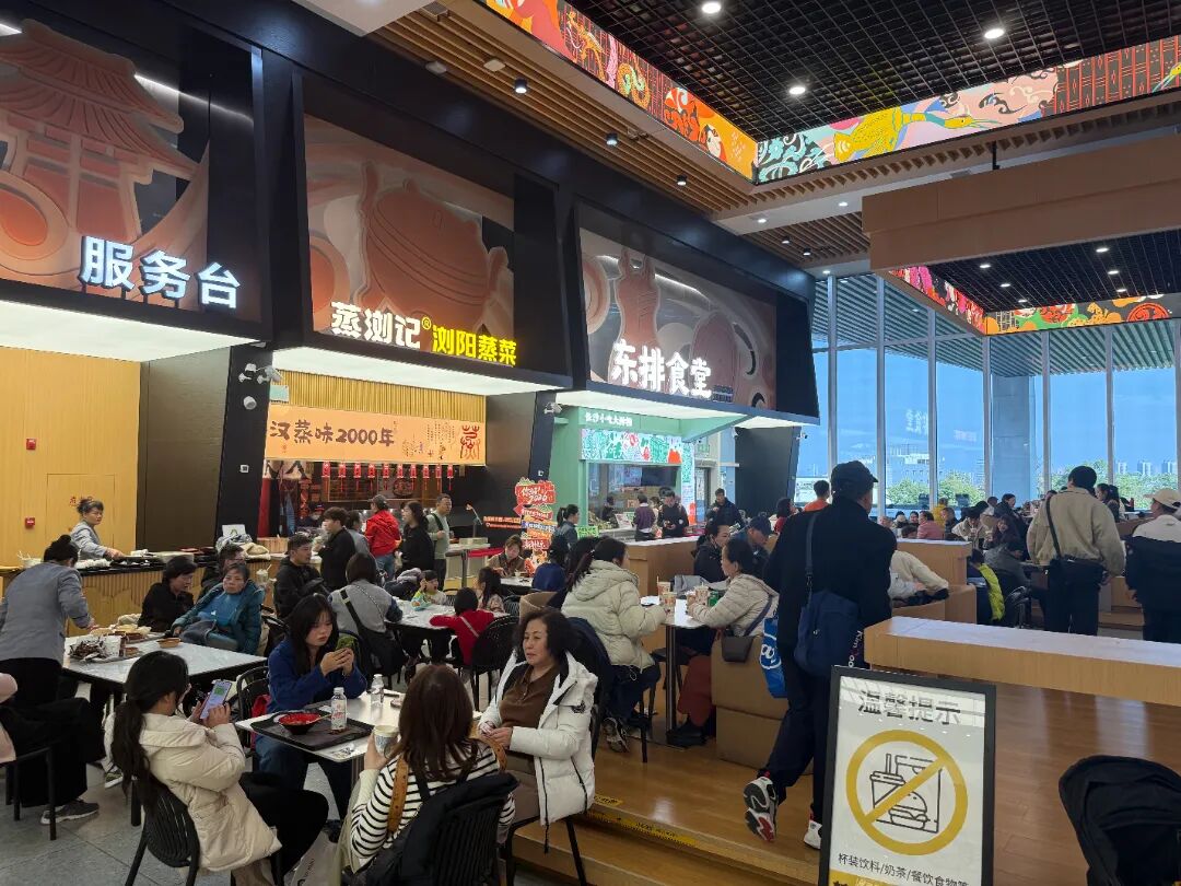 观众品尝融合文博特色的湘味美食.jpg
