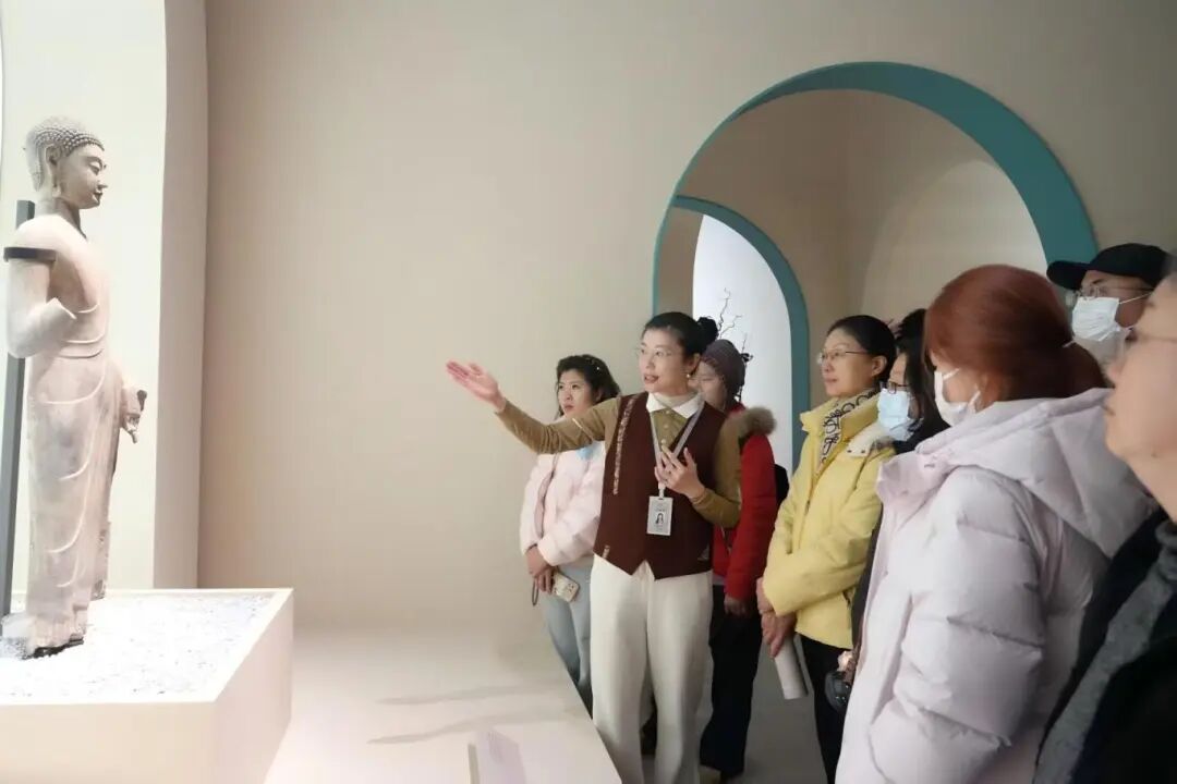 图5：青州展志愿者讲解.jpg