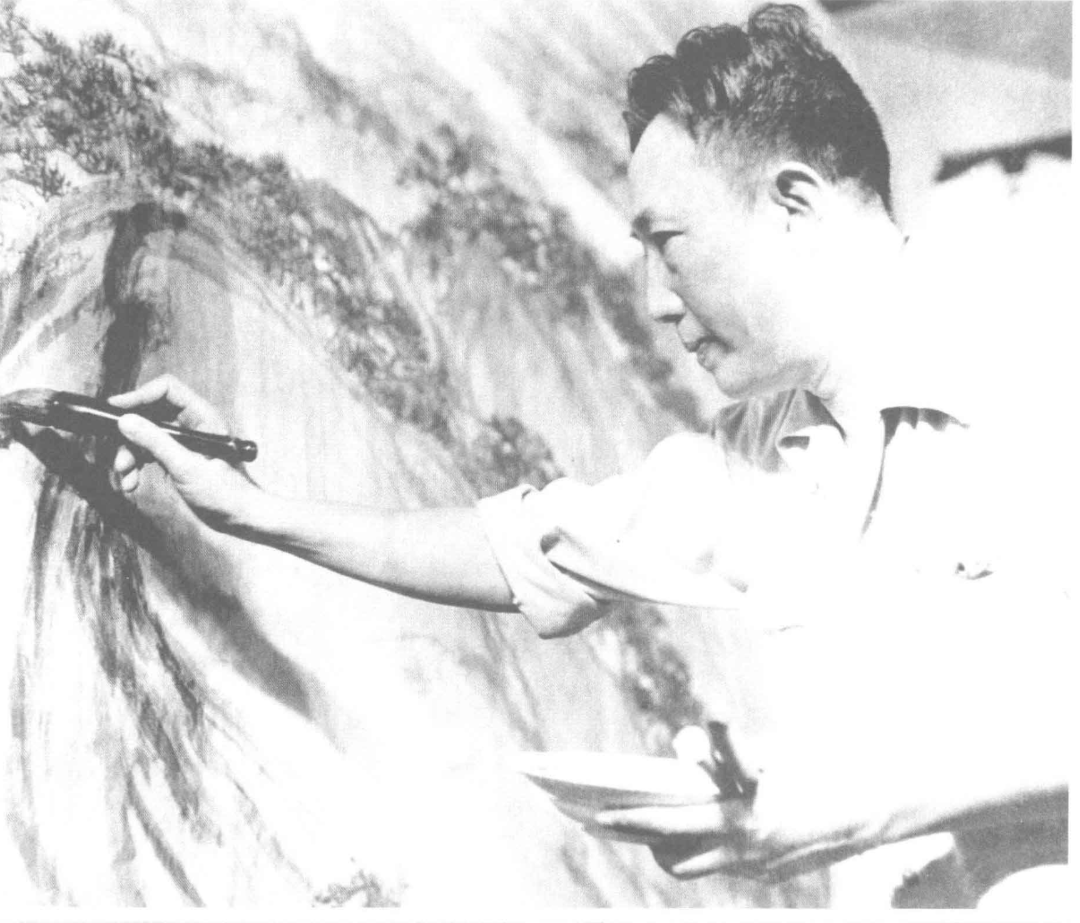 傅抱石在绘制《江山如此多娇》.png