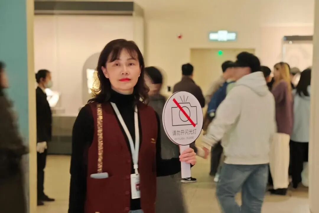 图3：志愿者展厅文明劝导.jpg