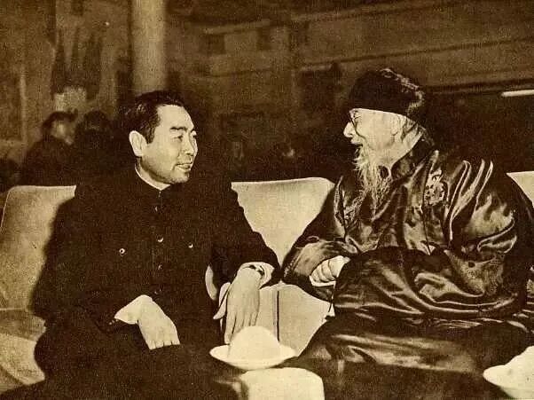 国务院总理周恩来出席齐白石93岁寿辰庆祝会并与齐白石亲切交谈.jpg