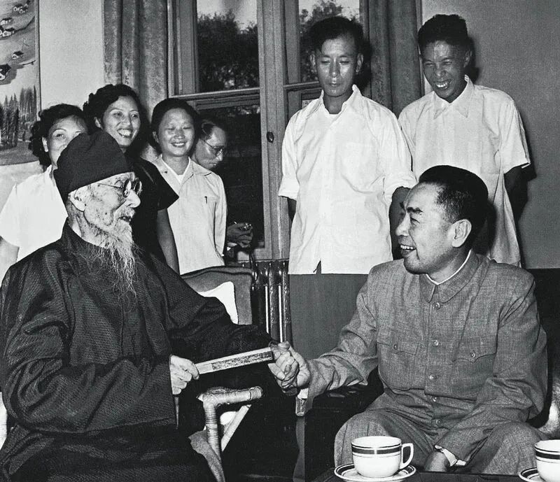 1956年9月1日，周恩来总理出席“授予齐白石世界和平理事会国际和平奖金仪式”，并与中央文史研究馆馆员齐白石亲切交谈。.jpg