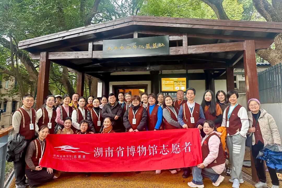 图10：马王堆墓坑遗址合影.jpg