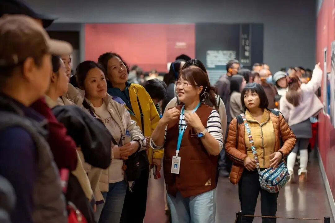 图4：马王堆志愿者讲解.jpg