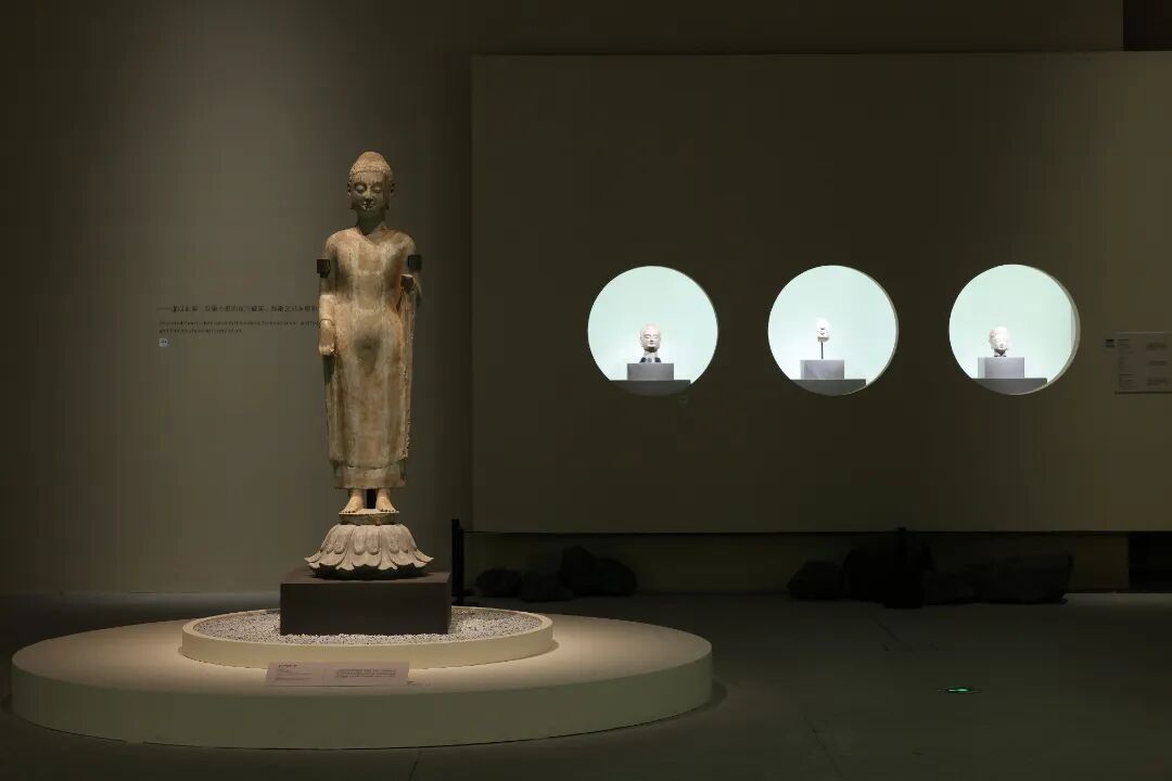 彩绘石雕佛立像.jpg