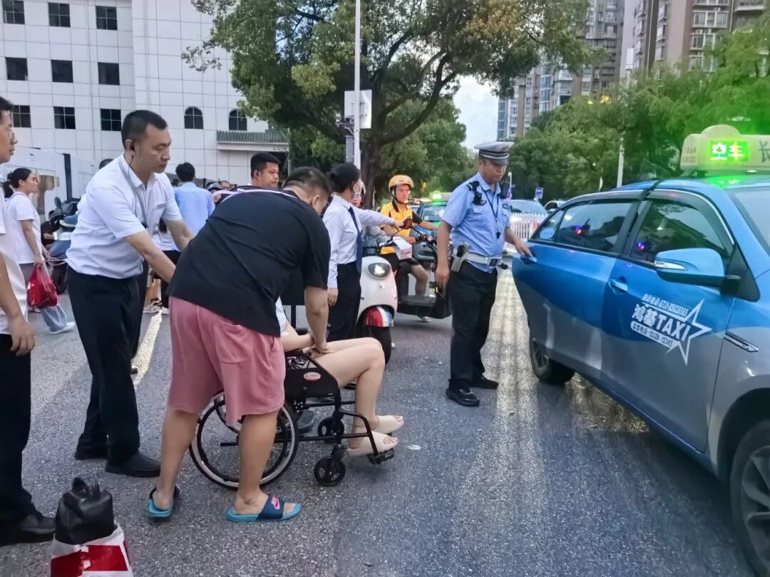 特勤员护送突发身体不适的观众安全离馆.jpg