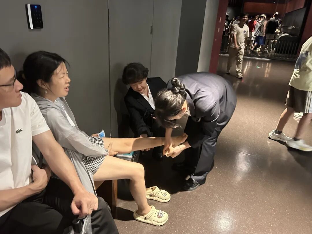 医务人员为摔倒观众做应急处理.jpg
