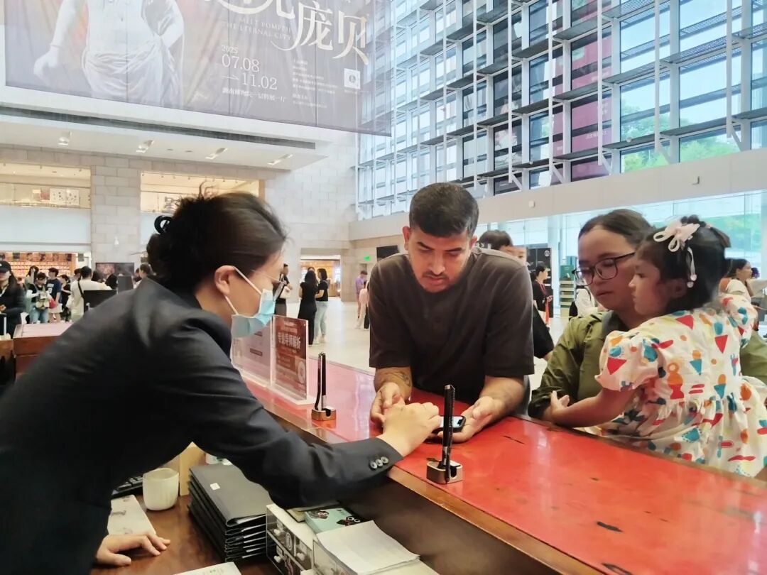 回应观众现场咨询.jpg