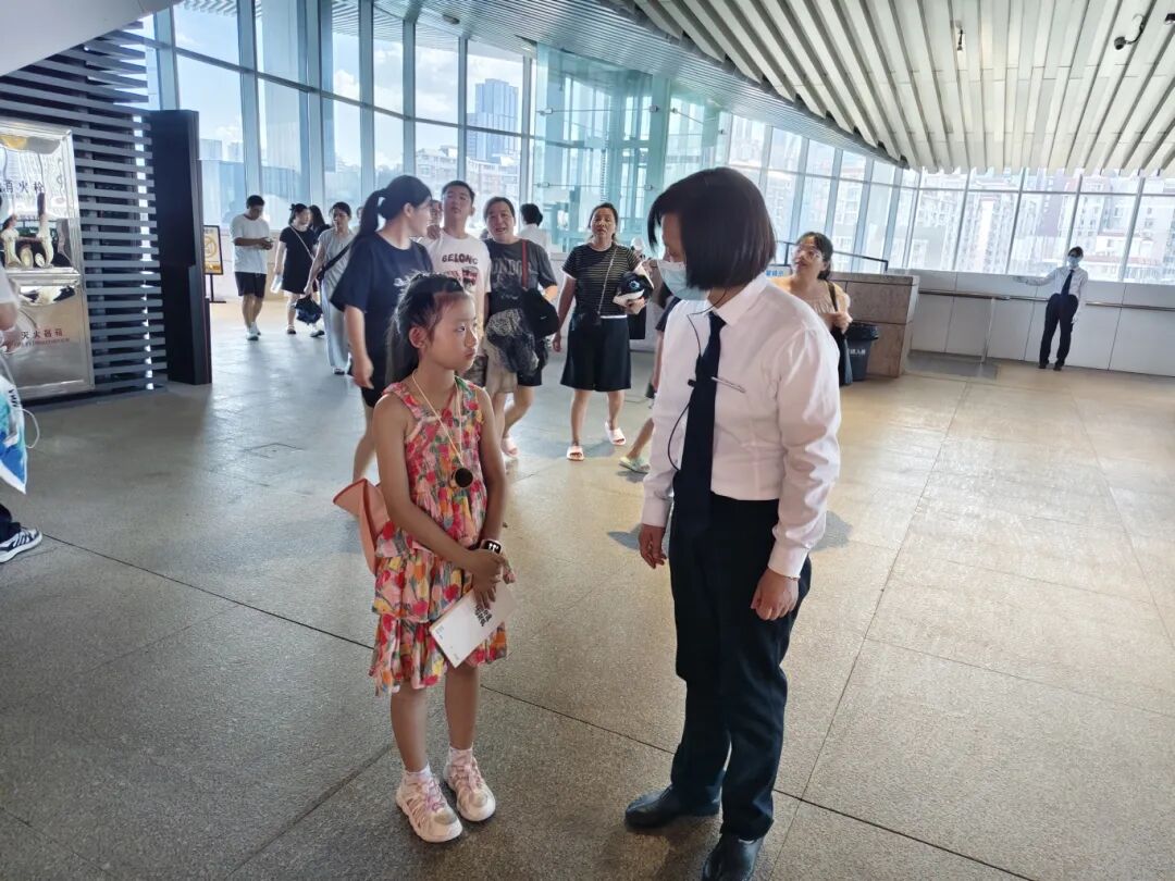 安全员为儿童观众作指引.jpg