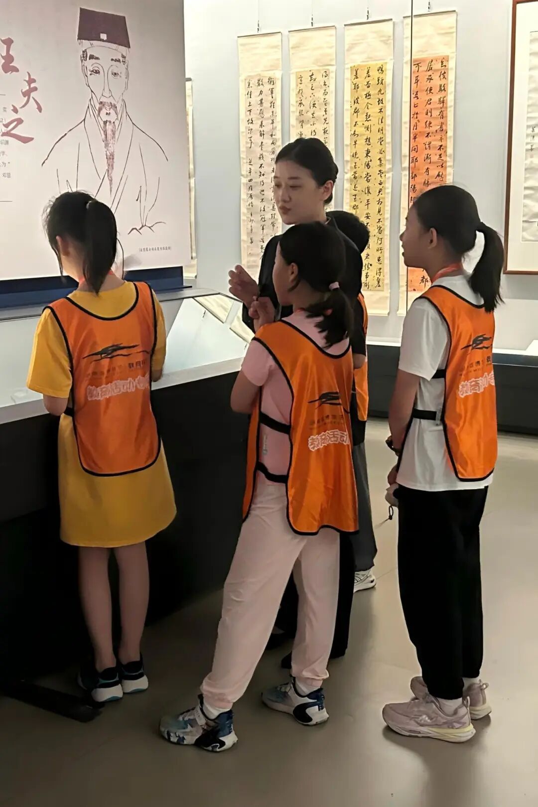 教育员现场开展教育活动.jpg