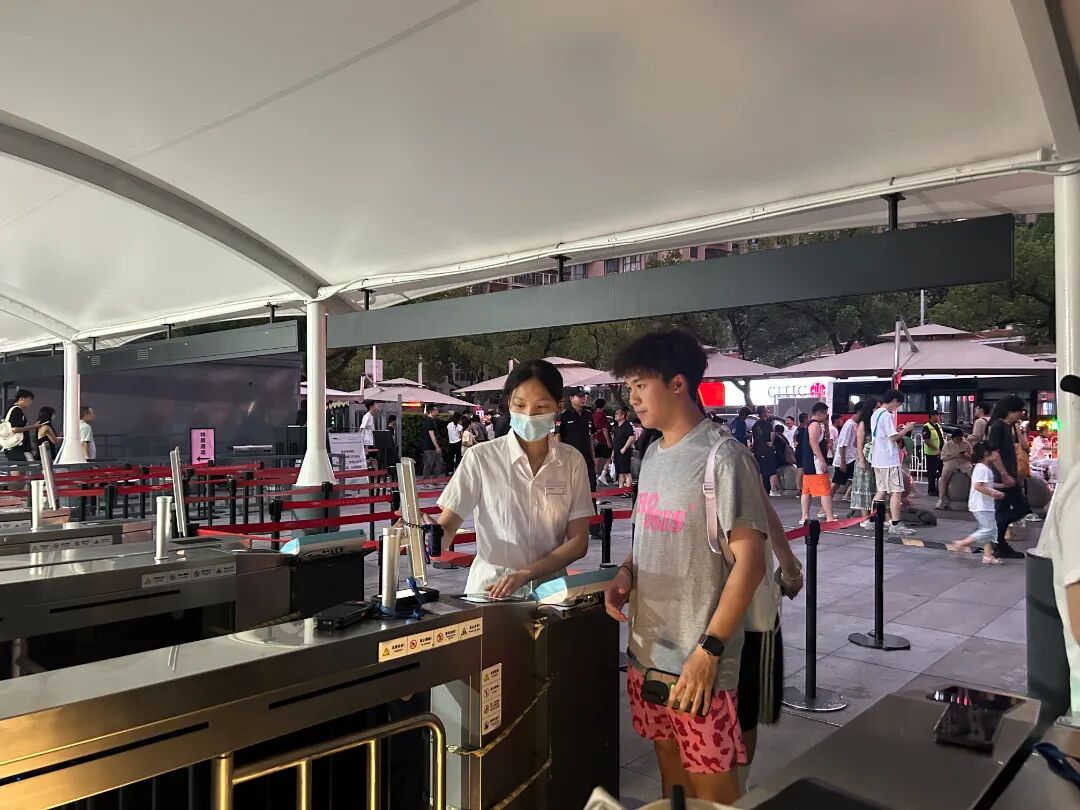 夜场期间票务员为观众核证.jpg