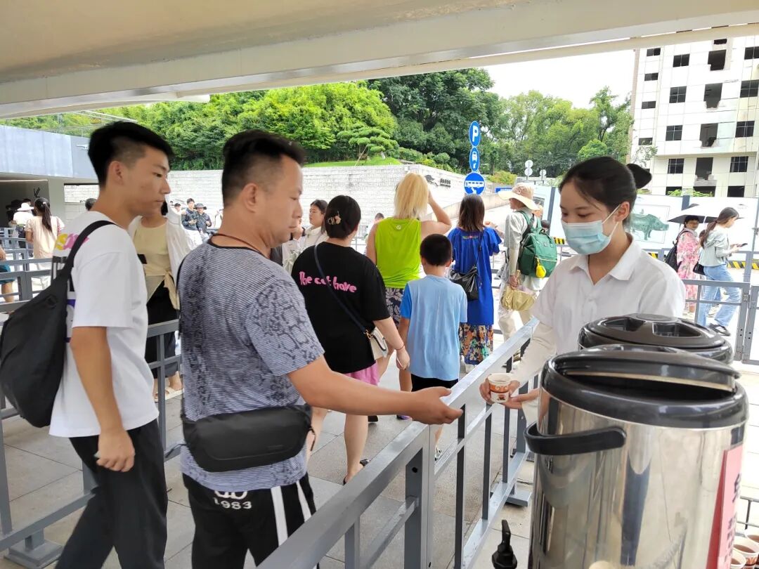 为观众发放免费凉茶.jpg