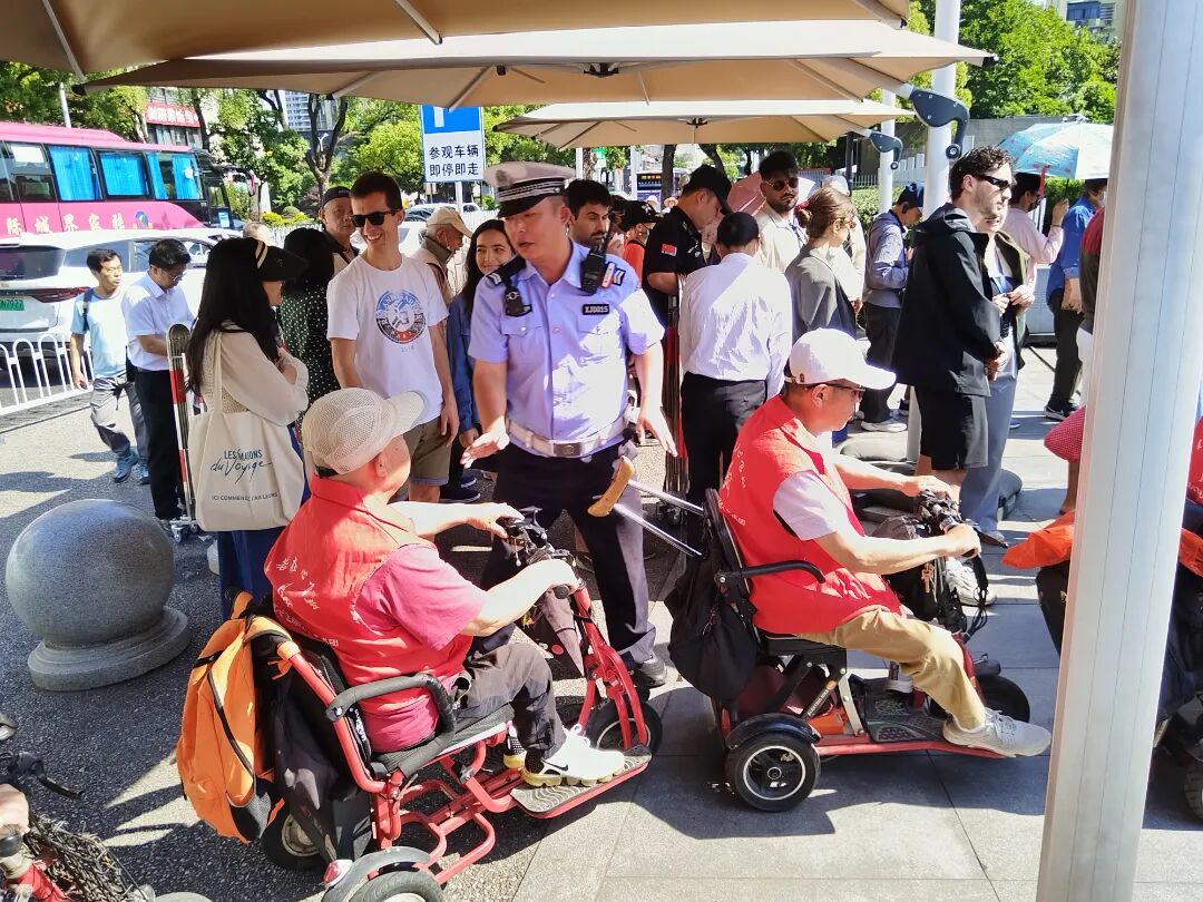帮助残疾人入馆.jpg