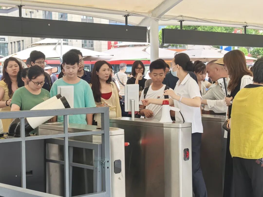 外广场遮阳棚和工业风机.jpg