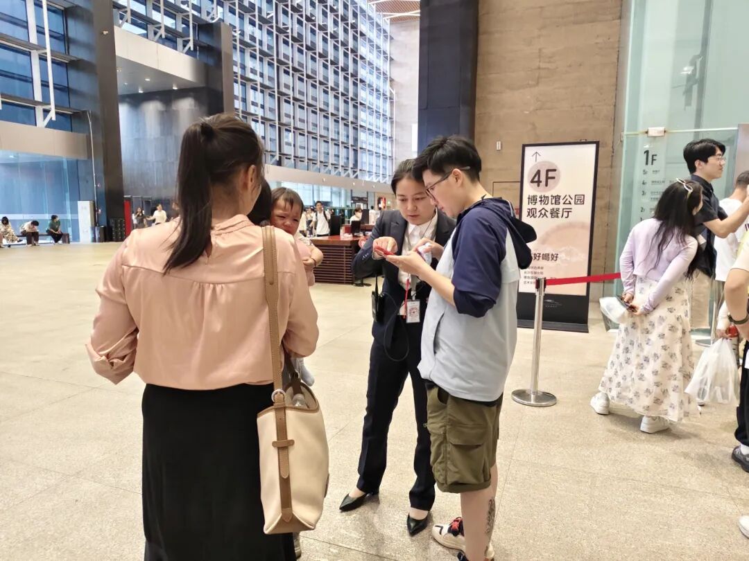 22耐心为观众答疑.jpg