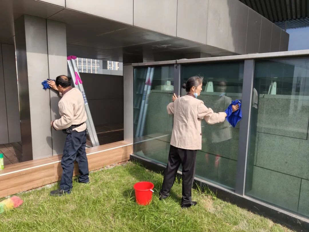 17屋顶花园节前大扫除.jpg