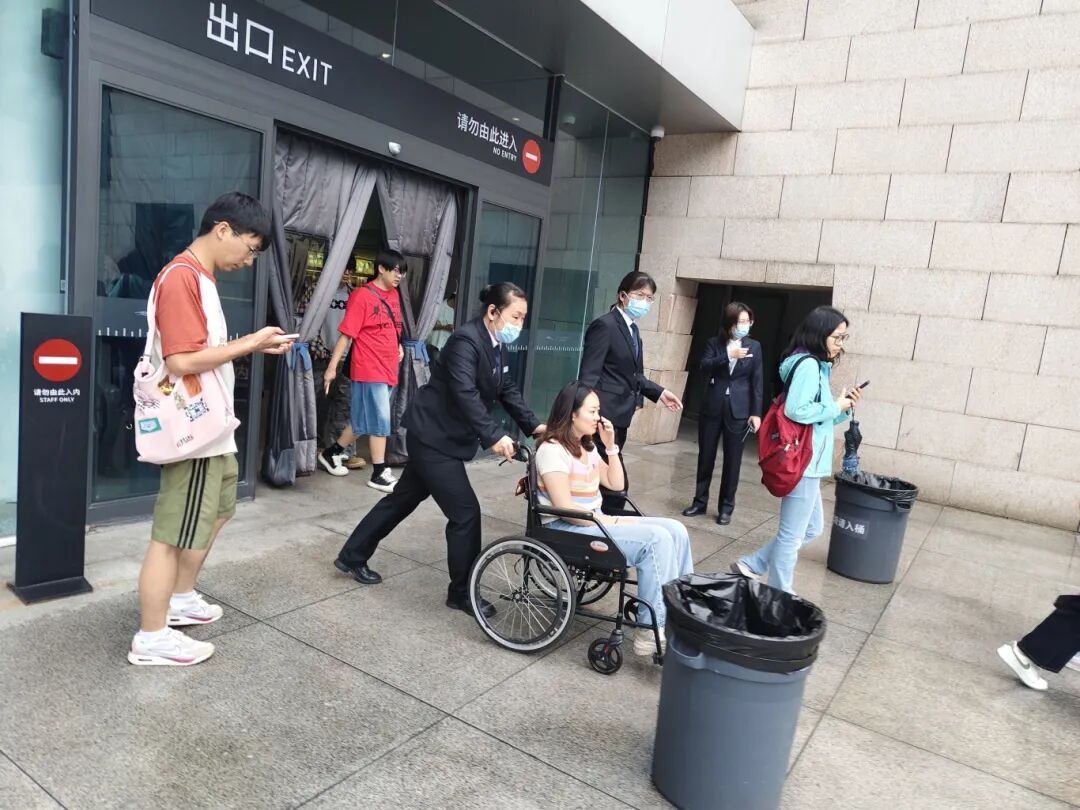 16护送观众紧急就医.jpg