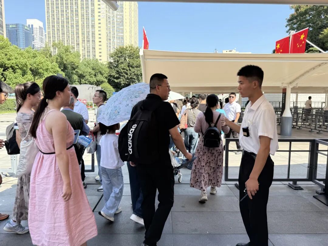 烈日下观众指引服务.jpg