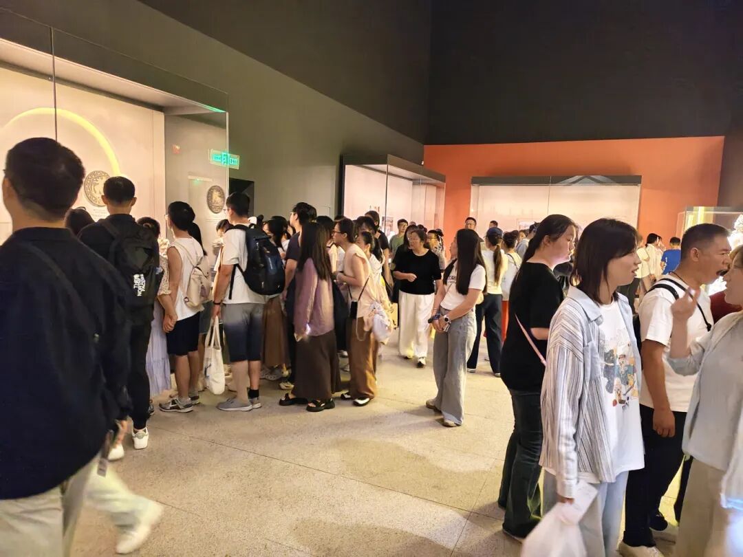 “庞贝展”内人流如织.jpg