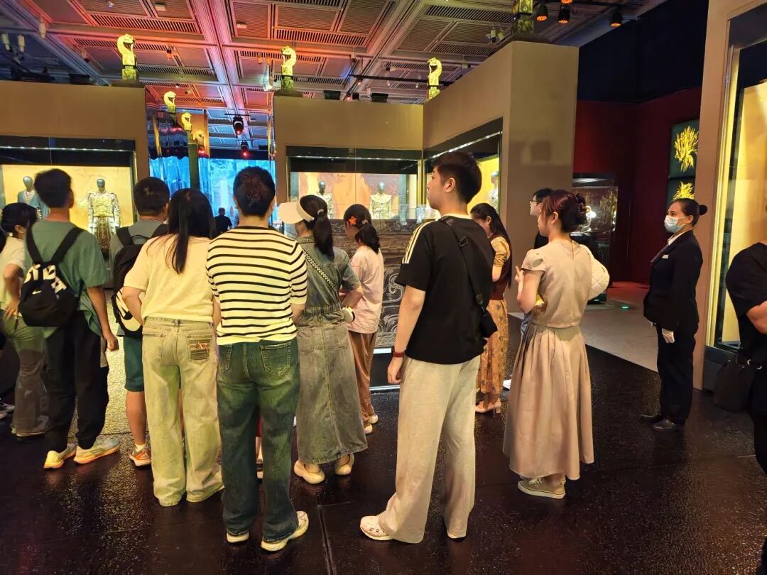“对视展”内观众沉浸式参观.jpg