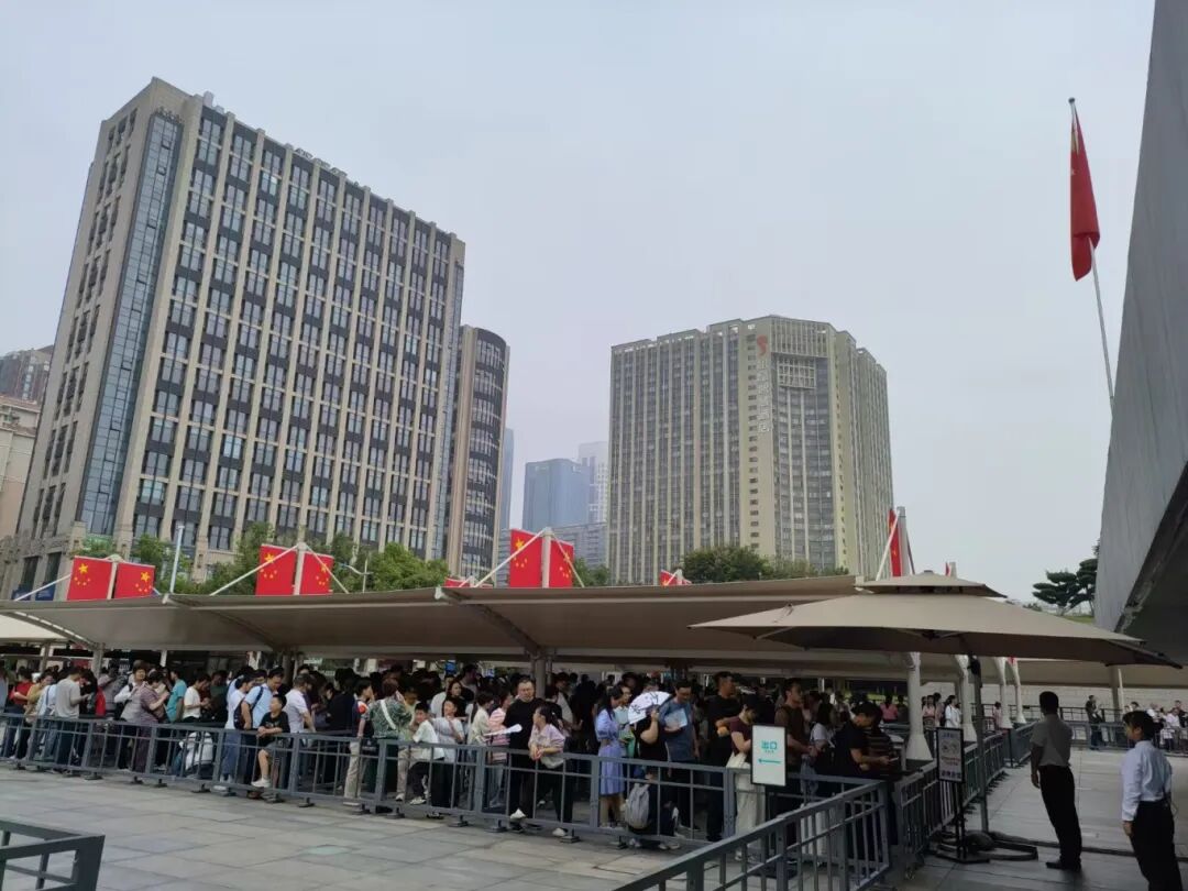 外广场大客流.jpg