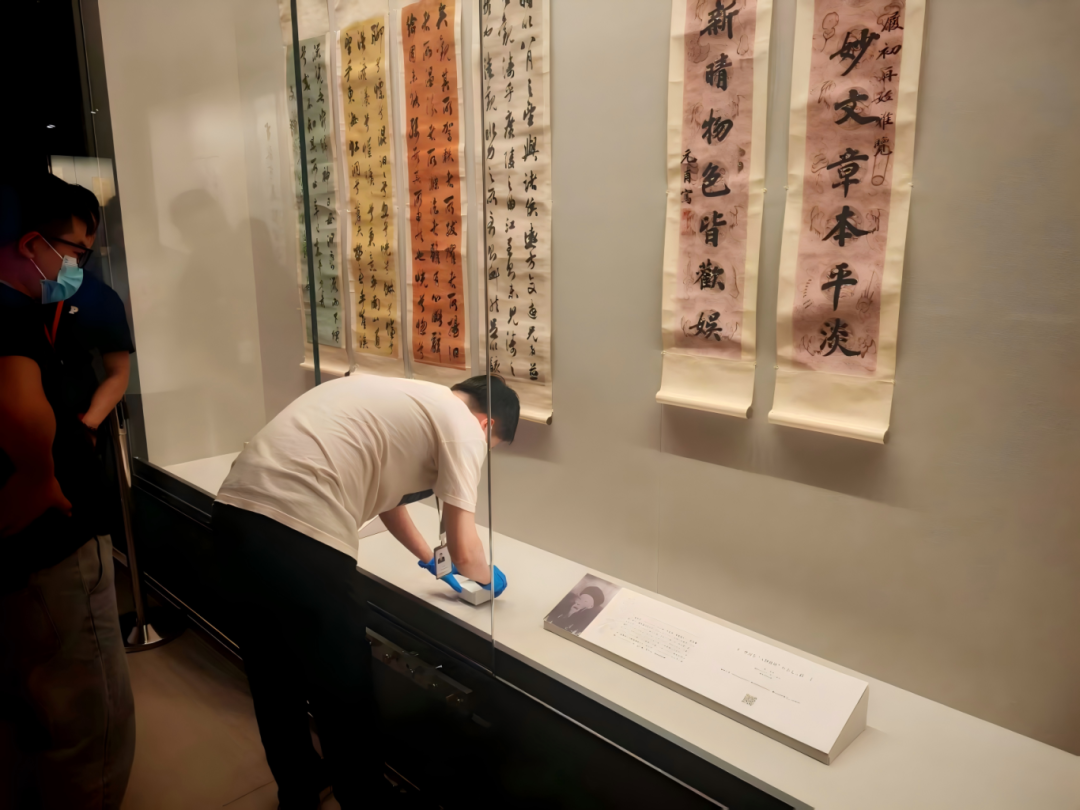 闭馆后调整展柜内部环境.png