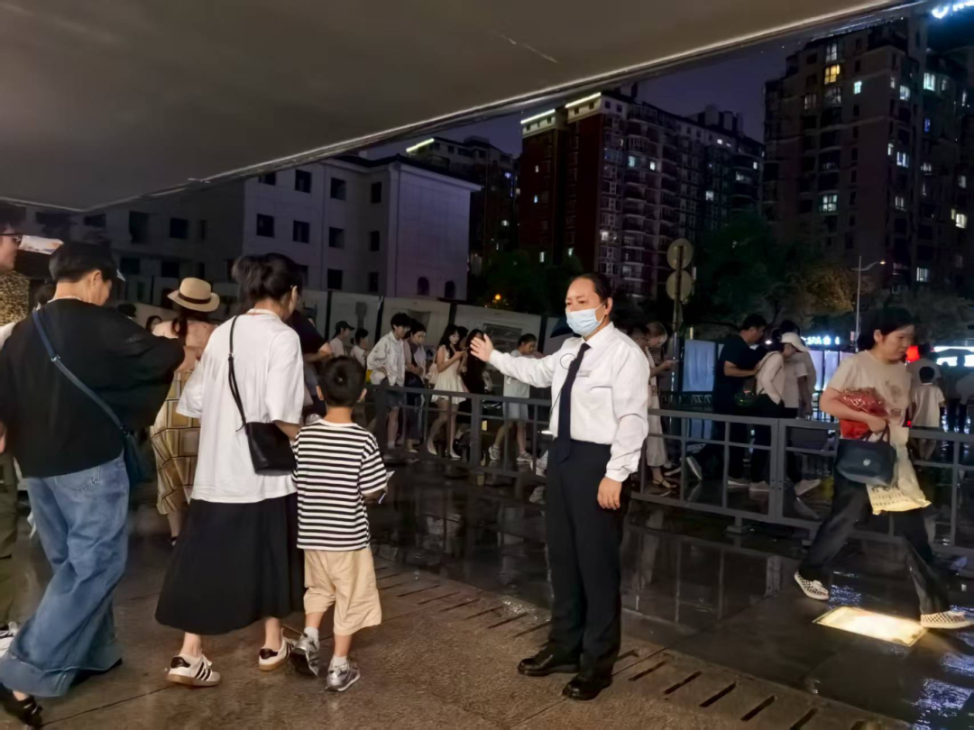 夜场指引观众.png