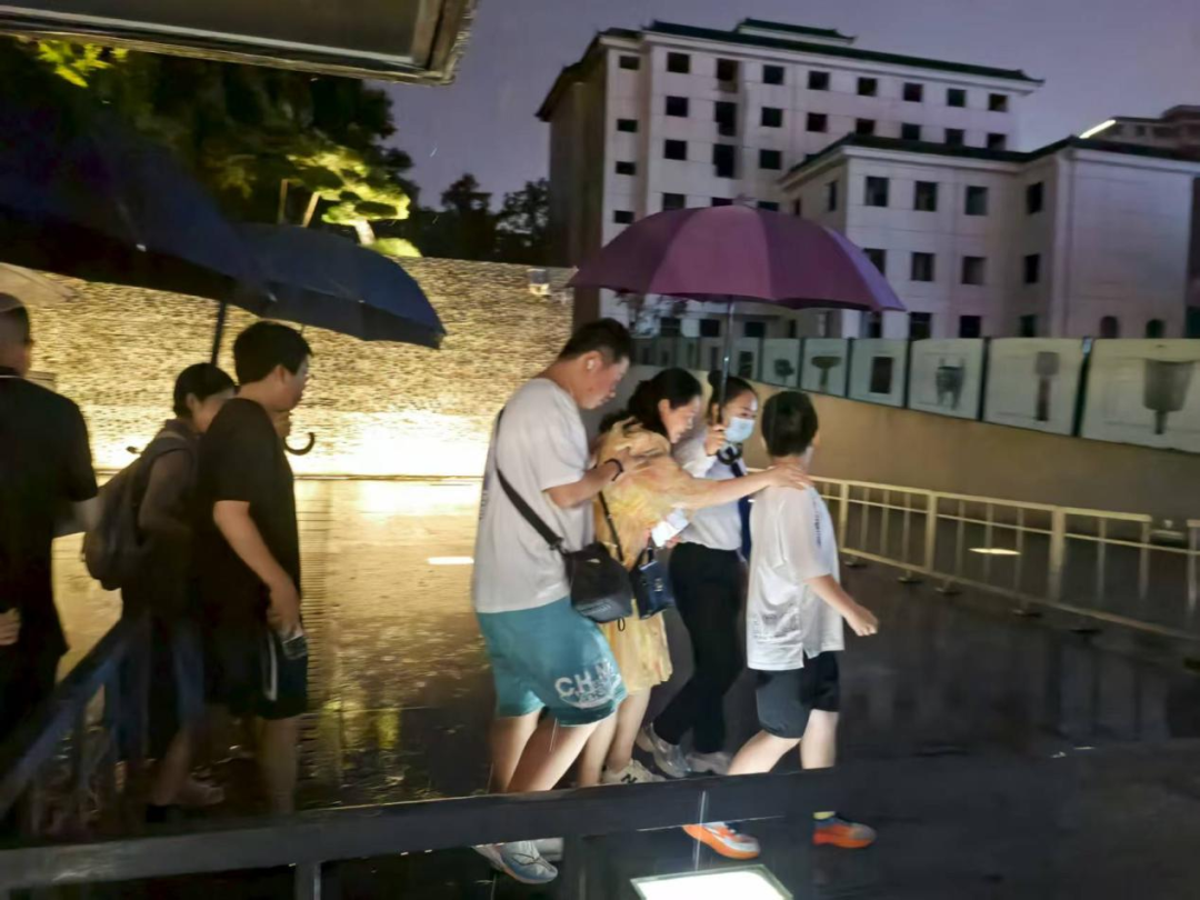 暴雨护送观众离馆.png
