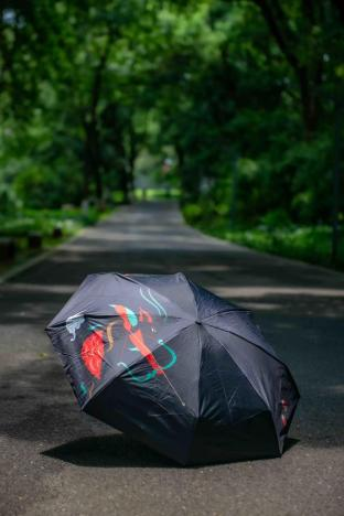 马王堆黑地彩绘漆画“入魅”双层自动晴雨伞.png